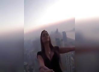 Elle prend des risques énormes pour être connue
