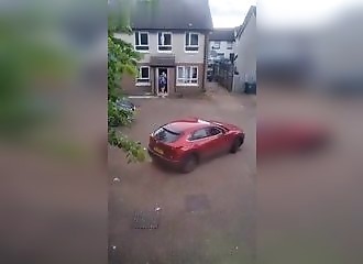 Un automobiliste fonce sur deux personnes (Public averti)
