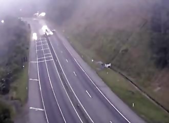 Un camion se renverse sur une autoroute et explose immédiatement