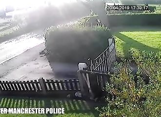 Deux automobilistes se lancent dans une course-poursuite et tuent une femme innocente (Manchester)
