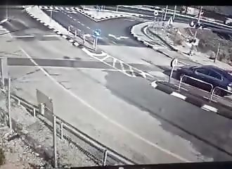 Stupide conducteur s’arrête derrière la barrière de sécurité d’un passage à niveau