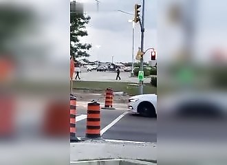 Suspect armé d'un couteau se fait tirer dessus à plusieurs reprises mais continue d'attaquer un policier !