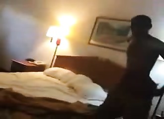 Un père surprend sa fille dans un motel et il se prend une balle !