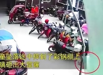 Chine : une fillette tombe accidentellement du 26e, la suite vous surprendra !