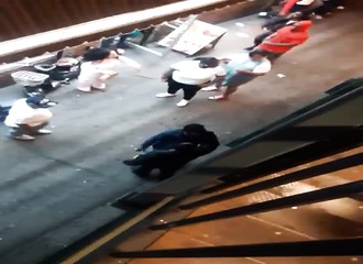 Avec son bâton, la bonne dame se prenait pour un gladiateur…