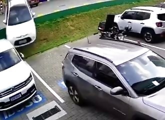 Abruti tente de subtiliser une place de parking et se confronte au karma