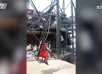 Grosse défaillance d’un manège qui permet de se balancer dans le vide