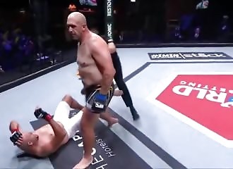 Oups, un combattant MMA se casse la jambe en donnant un low kick