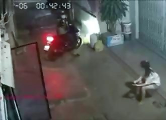 Une jeune fille se bat contre un voleur de téléphone