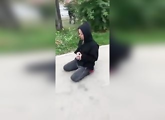 Droguée délire sur le trottoir après avoir causé un accident sur la route