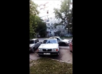 Russie : un homme ivre qui a perdu ses clés se tue en voulant passer par la fenêtre de son appartement situé au 8e étage