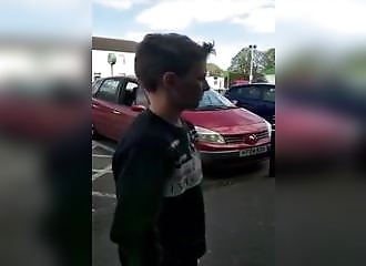Après avoir insulté tout le monde, ce p’tit morveux se fait punir par son père (Angleterre)
