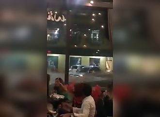 Une rue se transforme en fleuve, les clients d'un restaurant contemplent la scène