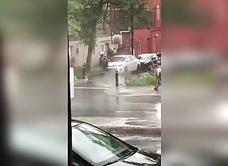 Un homme curieux se fait surprendre par une plaque d'égout énervée