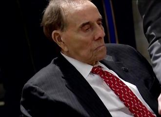 Malgré son âgé et la maladie, Bob Dole tient à se lever pour rendre un dernier hommage à George H. W. Bush