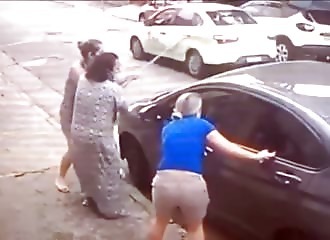 Une femme laisse sa voiture ouverte et attire rapidement des voleurs