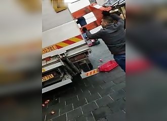 Un chauffeur-livreur manque de se faire tuer par le hayon élévateur de son camion