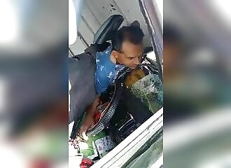 Trapped after a car accident, a driver launches a live stream on social networks