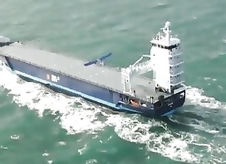 Un petit avion atterrit sur un cargo