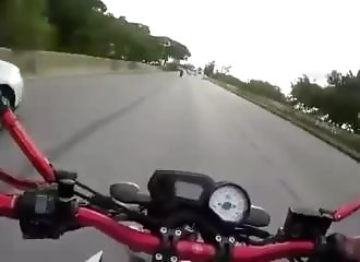 Lancé à pleine vitesse, un motard oublie de freiner et se mange l’arrière d’une voiture