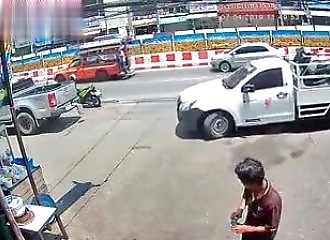Un conducteur manque de tuer un homme et repart sans s’excuser (Thaïlande)