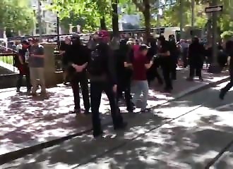 Violents affrontements en antifascistes et membres de l’extrême droite (Oregon)