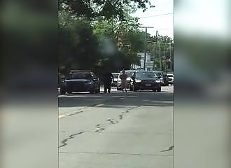 La police tase un homme nu qui se promène avec son chien