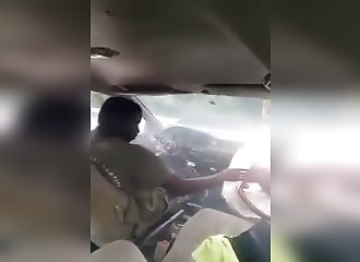 Ce gros taré fait le fou en voiture et le regrette rapidement