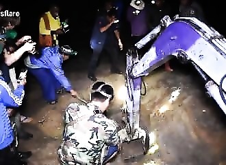 Un éléphanteau tombé dans un puits secouru en Thaïlande