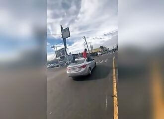 Il fait le show assis sur le toit d'une voiture, et tombe brutalement sur la route