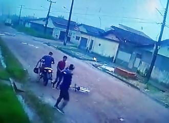 Arrivés en vélo, des braqueurs repartent tranquillement en moto