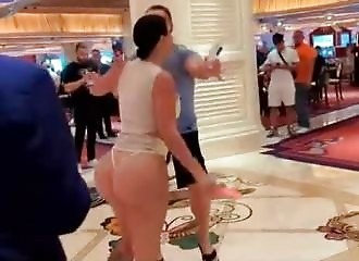 Des femmes se battent dans un casino de Vegas, l'une d'entre elles est en string