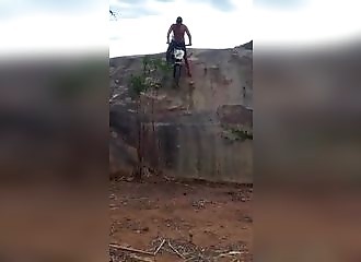 Énorme faceplant en motocross