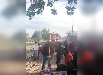 Une femme prend de gros risques pour filmer l’arrivée du train (FAIL)