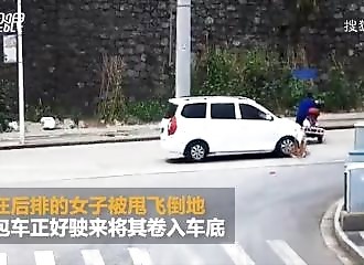 La passagère d’un scooter manque de se faire écraser par une voiture (Chine)