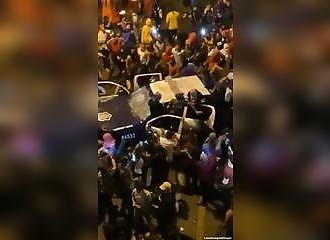 La foule s'en prend à une voiture de police au Panama