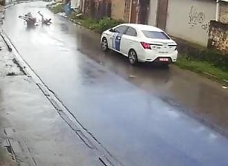 En excès de vitesse, il fait une vilaine chute avec son cheval