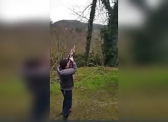 Son fusil de chasse lui explose dans les mains