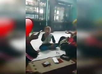Dans cette famille, tout le monde fume, même les enfants