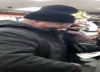 Boris Johnson en train de faire ses courses dans une épicerie de quartier ?