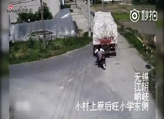 Une semi-remorque effectue une marche arrière et tue accidentellement un scootériste (Chine)