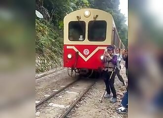 Touriste frappée par un train en prenant un selfie survit miraculeusement