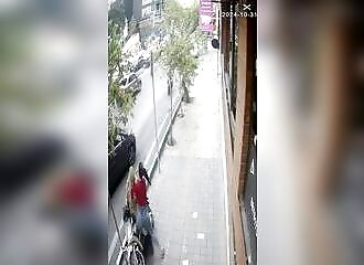 Une femme se défend contre le harcèlement mais est arrêtée pour non-port du hijab