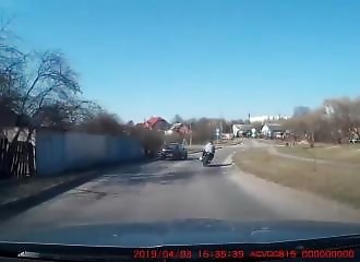 Un motard sans casque tente d’échapper à la police et finit à l’hôpital grièvement blessé (Biélorussie)