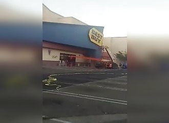 Des manifestants utilisent des chariots télescopiques pour défoncer les portes d’un supermarché (Californie)
