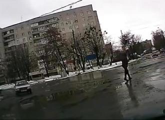 Ukraine : quand un judoka trébuche en traversant la rue