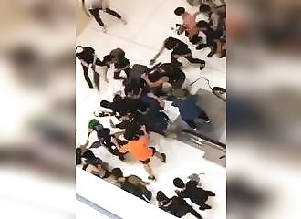 Hong Kong : un policier se fait lyncher par des manifestants