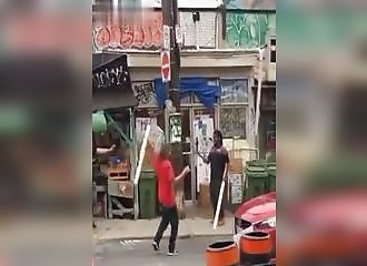 En pleine rue, deux chevaliers Jedi s’affrontent avec des sabres (États-Unis)