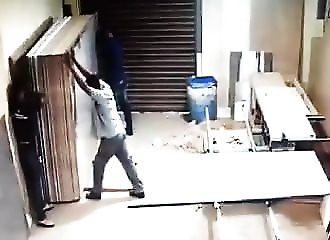 Lors d'un horrible accident, un ouvrier manque de perdre la vie