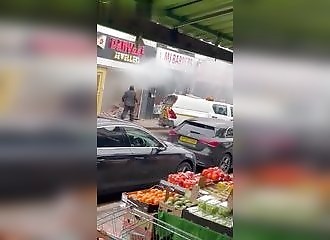 Ils dévalisent une bijouterie en plein jour en défonçant la vitrine avec une voiture